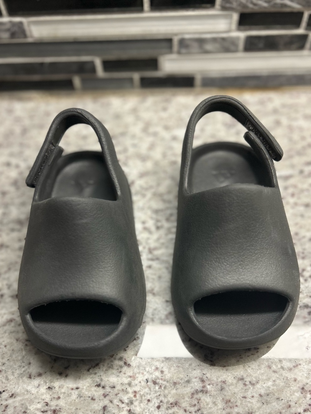 Kids Adidas Yeezy Black Open-Toe Slingback Velcro closure Sandals size 6